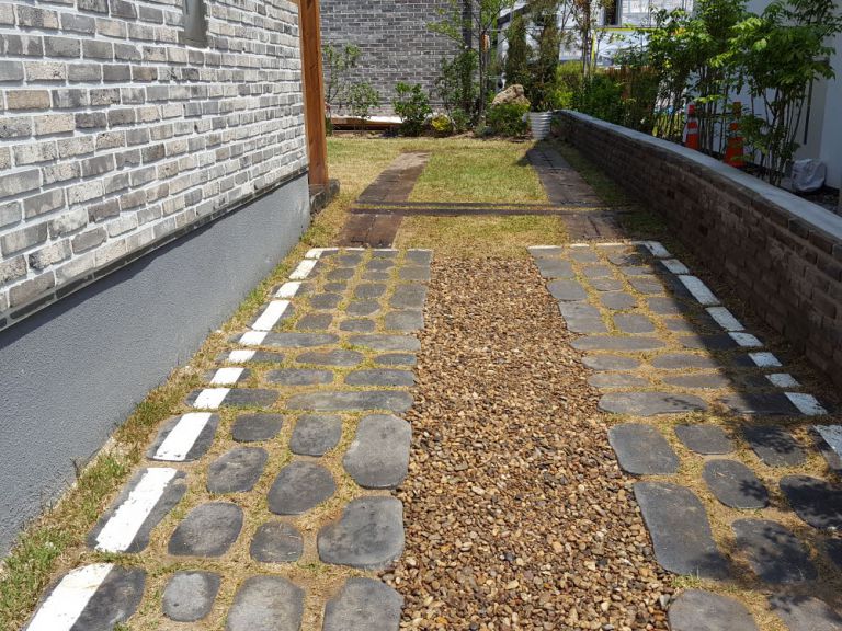 잔디주차블럭과 침목주차장