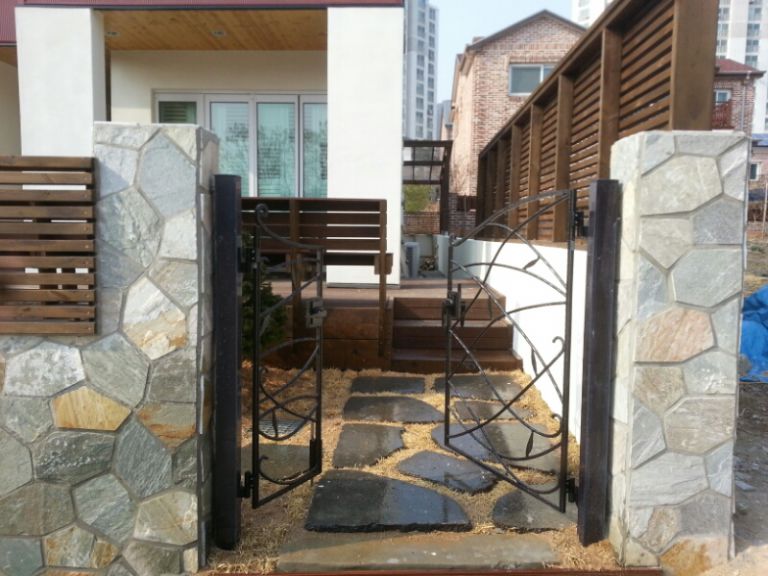 담장, 대문, 바닥의조화