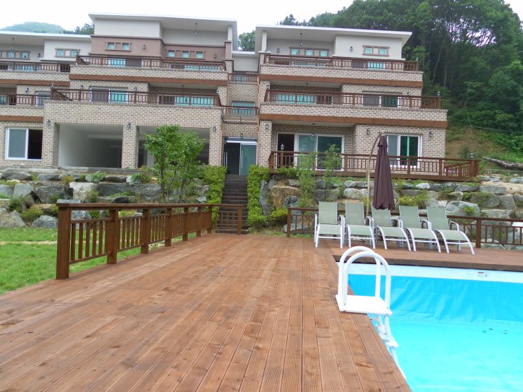 빌라앞 조경과 풀장